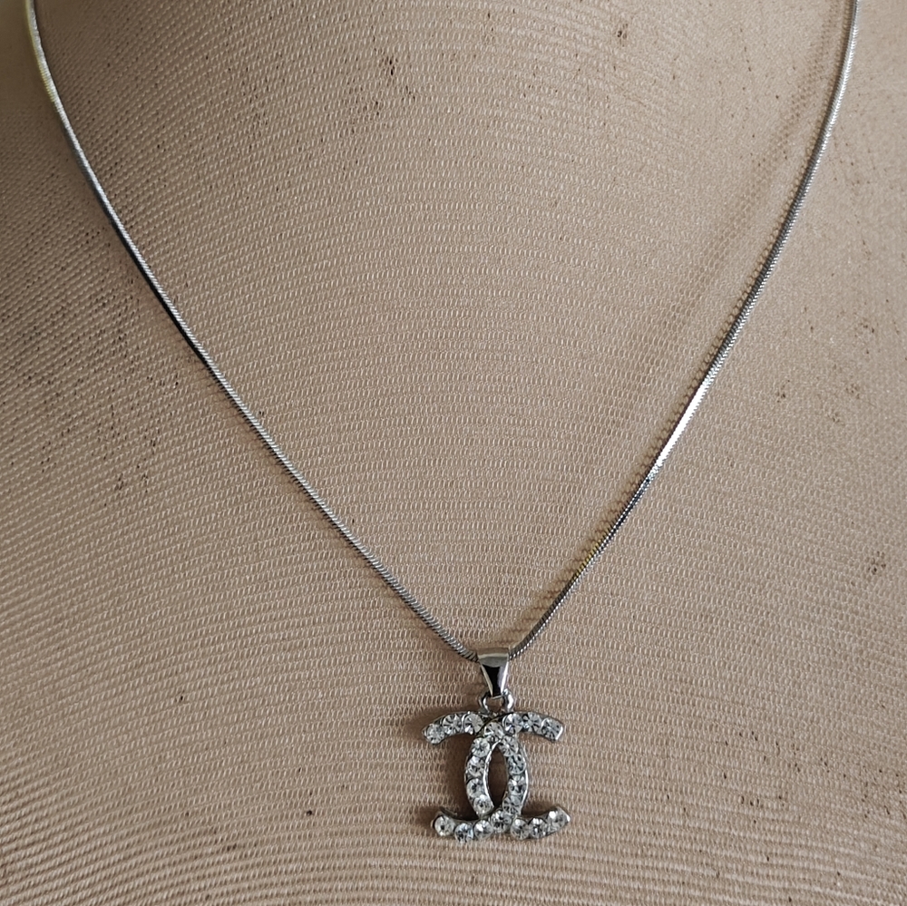 Beautiful Interlocking CC Logo Crystal-Embellished Silver Tone Necklace